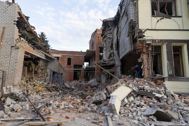 Zniszczenia po rosyjskim ataku na centrum Charkowa w prawosławną niedzielę wielkanocną