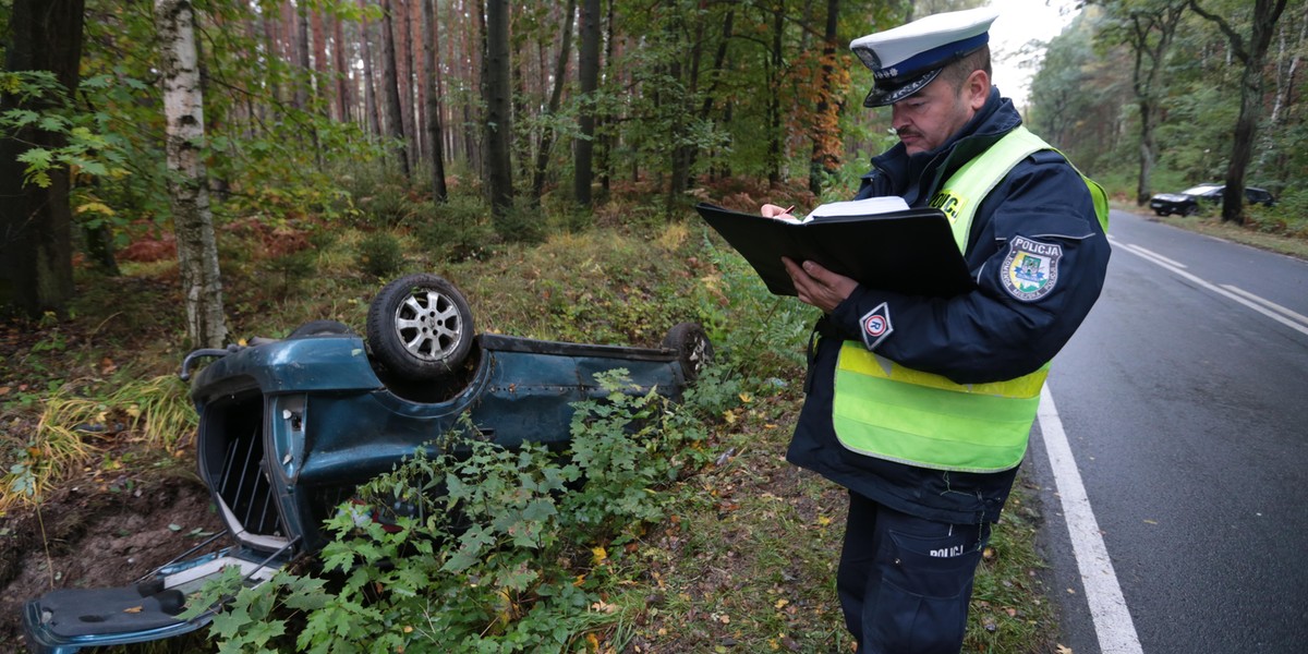 Wracała z małymi dziećmi od lekarza. Dachowała w rowie