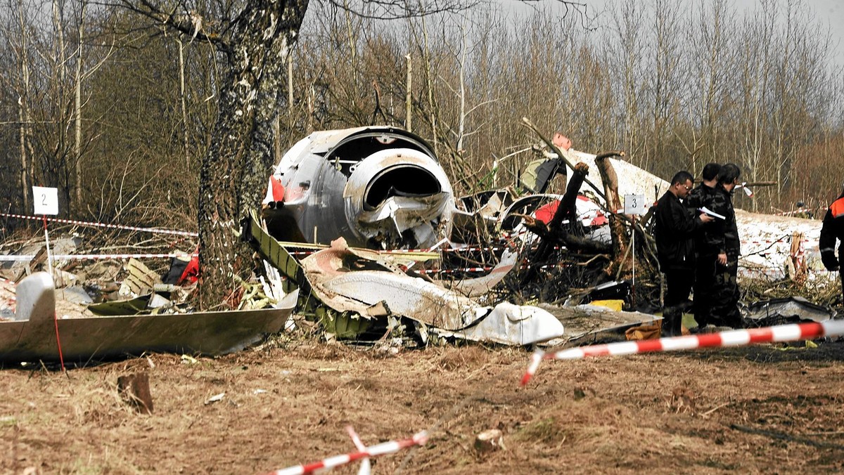 Prokuratorzy otrzymali dziś uzupełniającą opinię do badań próbek z wraku Tu-154M, w związku z kwestią ewentualnej obecności w tych próbkach pozostałości materiałów wybuchowych - poinformowała Naczelna Prokuratura Wojskowa.