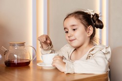 Dzień herbaty. Od kiedy i jakie herbatki można podawać dziecku?