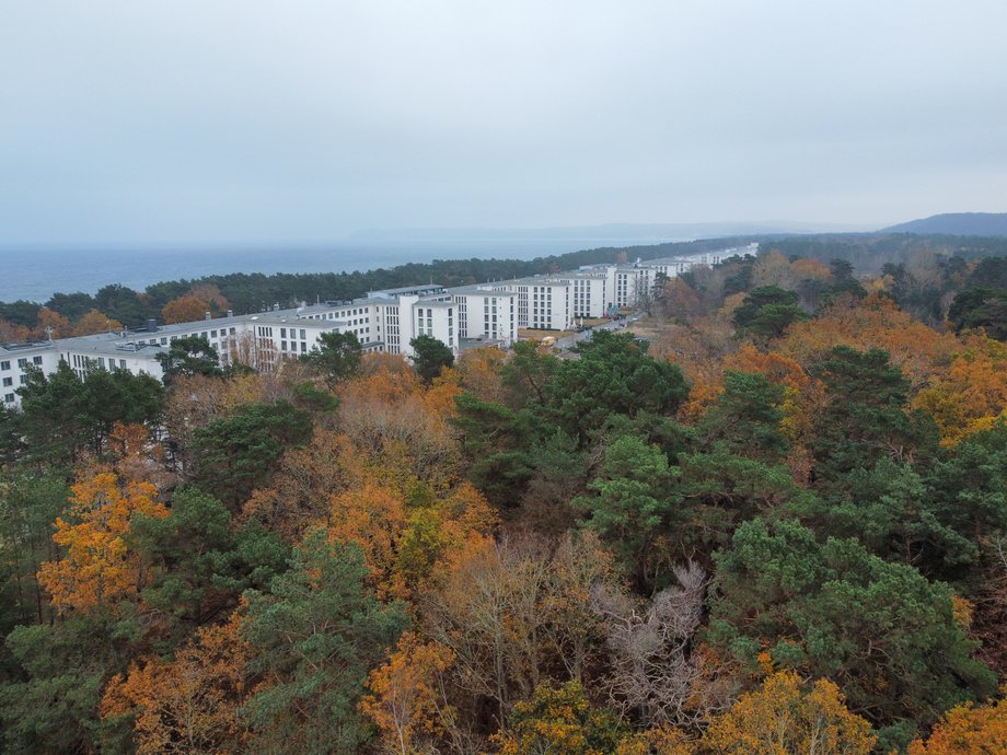 Kolos znajduje się tuż przy plaży i na skraju pięknego lasu