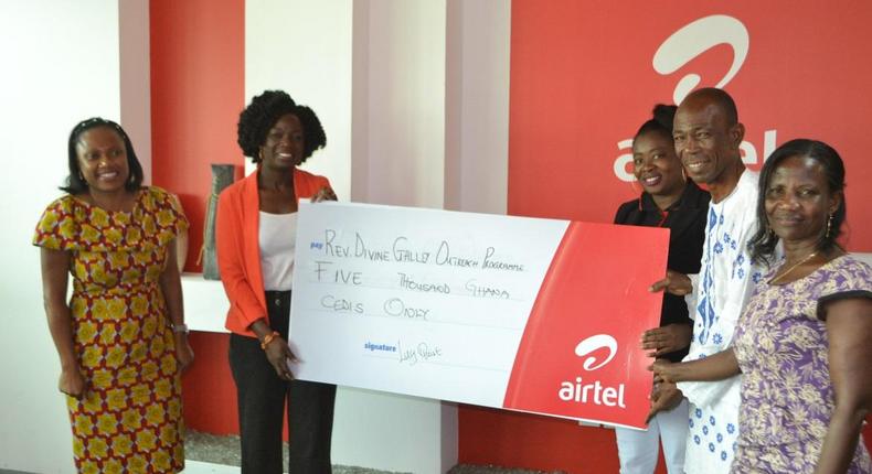 Lucy Quist, Airtel Ghana’s Managing Director (2 from left) making a presentation to Rev. Divine Galley (2 from right). With them are Tina Muparadzi (left), HR Director-Airtel