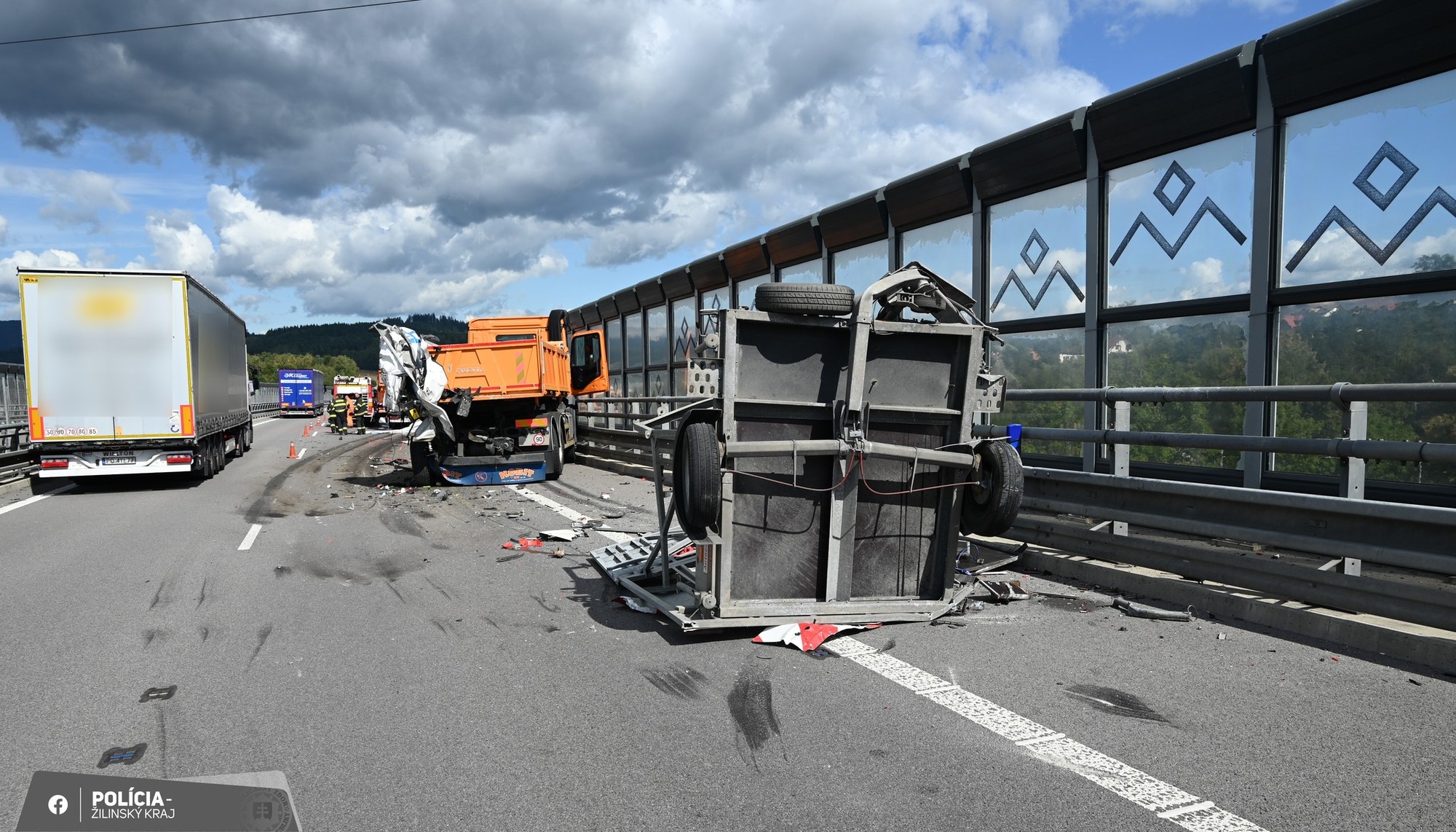Pri dopravnej nehode na diaľnici D3 sa zranil 50-ročný vodič. 