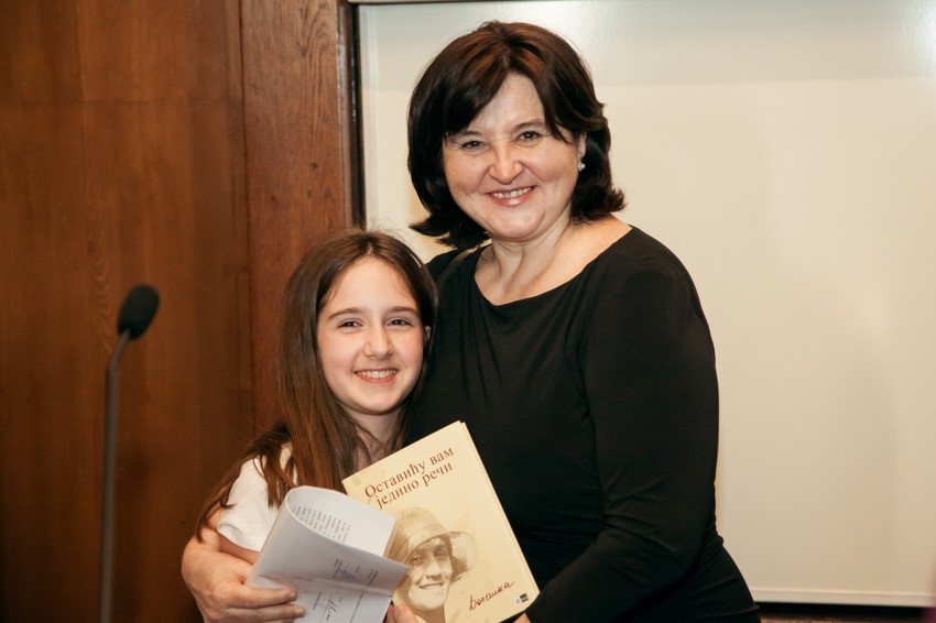 Profesorka Filološkog fakulteta Aleksandra Vraneš sa knjigom