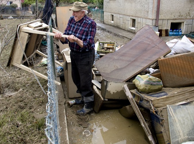 Jan Niedziela sprząta swoje zniszczone przez powódź gospodarstwo we wsi Wilków (woj. lubelskie)