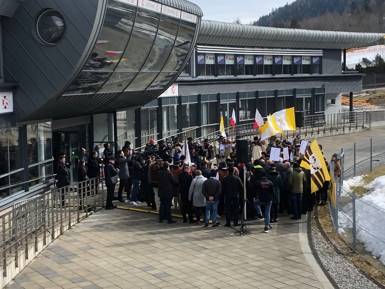 Manifestacja małopolskich samorządowców w obronie godności i dobrego imienia Jana Pawła II. Zakopane. Wielka Krokiew