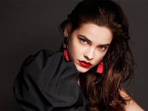 Palvin Barbi eléggé belehúzott a hétvégén: vérvörös ajkak, szexi dekoltázs