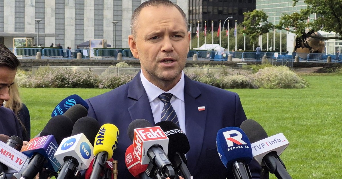 Zaskakujący finał konferencji Nawrockiego. Nagle wyłoniła się znana postać