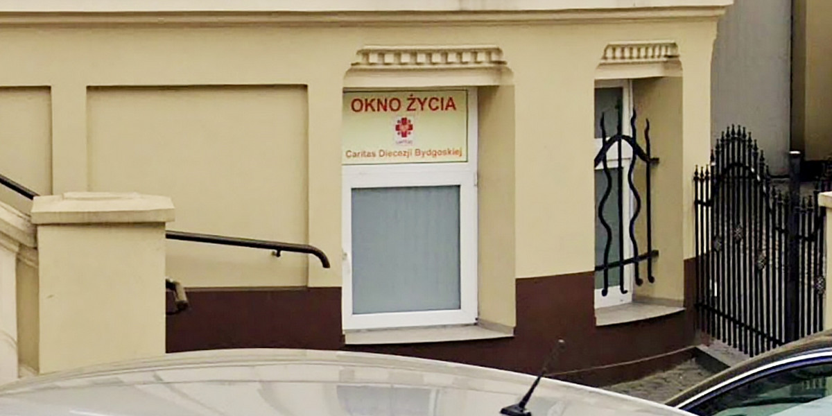 Bydgoszcz. Okno życia zdewastowane. W łóżeczku zostawiono śmieci.