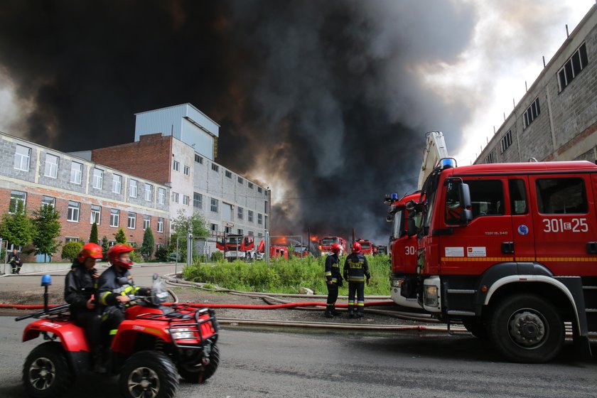 Gigantyczny pożar wysypiska na terenie byłych zakładów Boruta w Zgierzu