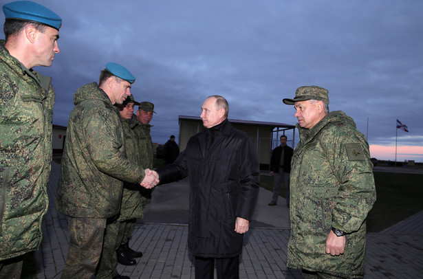 Władimir Putin i Siergiej Szojgu podczas spotkania z rosyjskimi żołnierzami