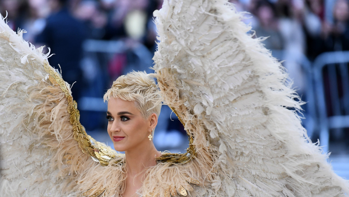 Gwiazda muzyki pop, Katy Perry, skrytykowała suknię ślubną Meghan Markle. Perry uznała, że kreacja Markle wypadła blado w stosunku do tej, którą na ślub z księciem Williamem założyła Kate Middleton. Co nie spodobało się jurorce amerykańskiej edycji "Idola"?