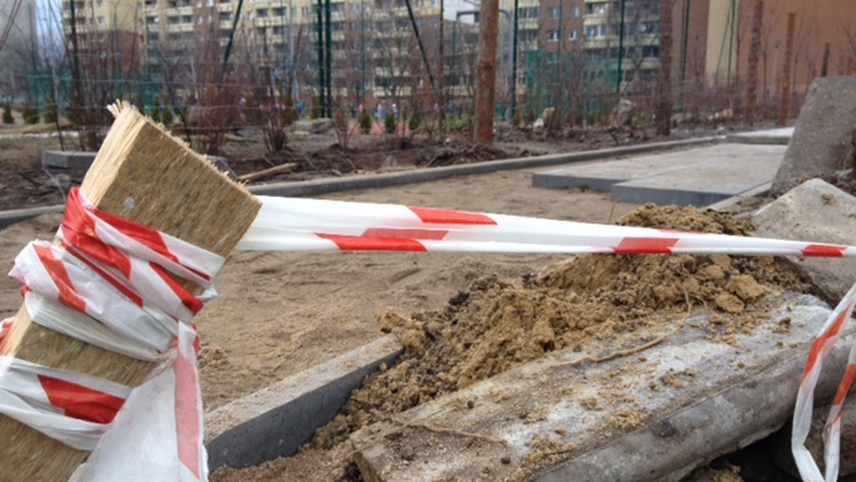 Jeszcze w grudniu ruszyła realizacja projektu wybranego w ramach budżetu obywatelskiego, który dotyczy poprawy bezpieczeństwa wokół Szkoły Podstawowej nr 118 przy ul. Bulwar Ikara we Wrocławiu. Korzystając ze sprzyjającej pogody robotnicy wzięli się ostro do pracy, a przy okazji zniszczyli chodnik, tuż przy szkole. Naprawa 20 metrowego chodnika trwa już tygodnia.