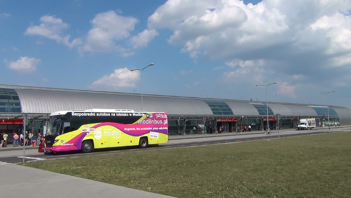 Dzisiaj przy trasie S7 prowadzącej z Warszawy na Gdańsk mają pojawić się drogowskazy ułatwiające dojazd do nowego portu lotniczego w Modlinie.