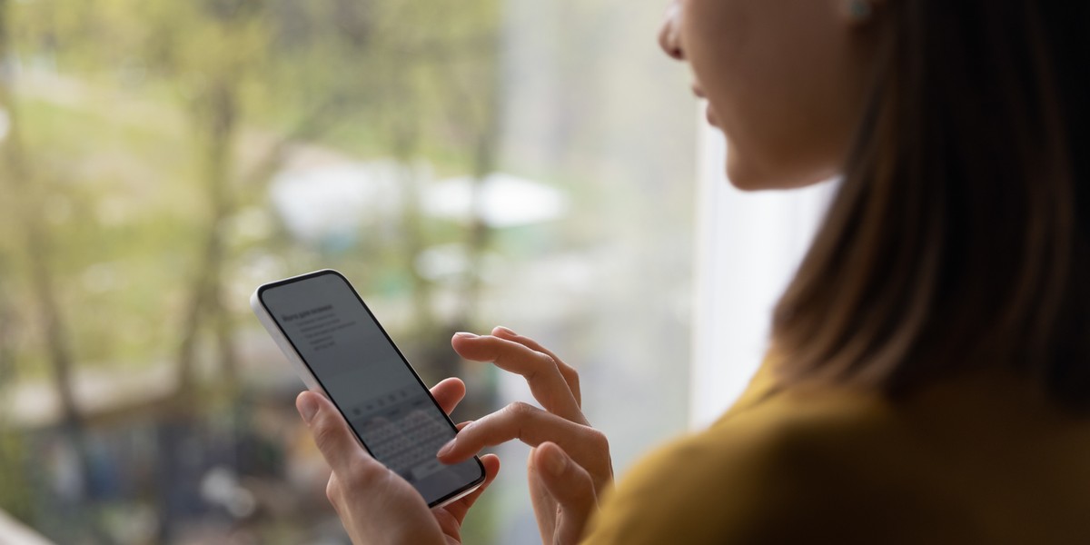 "Na telefonie wyświetlił się numer infolinii banku, dlatego połączenie nie wzbudziło podejrzeń kobiety.