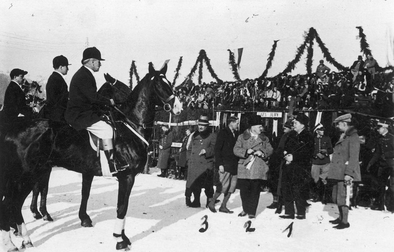 Rozdanie nagród. Widoczni m.in.: poseł Marian Dąbrowski (1), działacz sportowy Marian Jamontt (2), Kornel Makuszyński (3).