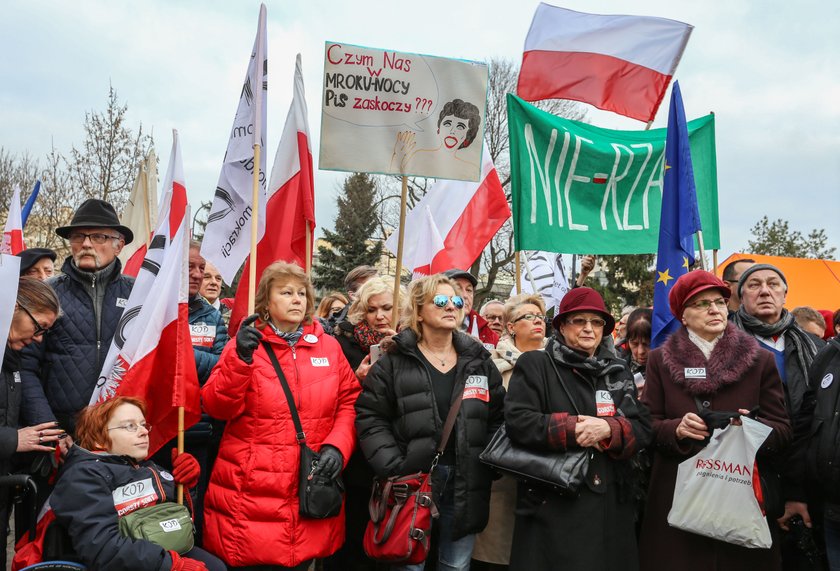 Demonstracje KOD w całej Polsce.  Obywatele mówią "dość"!