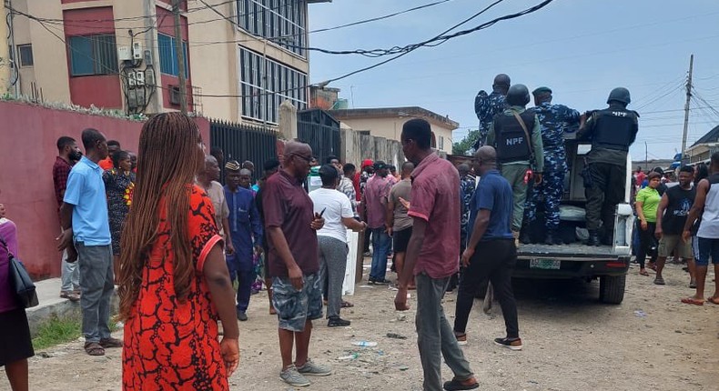 One shot dead, voters detain police as election turns violent in Okota. [Twitter:@mainlandfm]