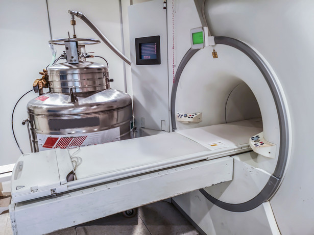 Dodawanie helu do skanera rezonansu magnetycznego (MRI)