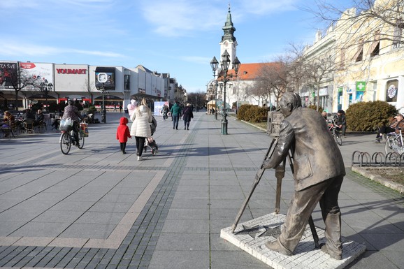 Somborci su satima strpljivo čekali u nepreglednom redu da bi kupili ovo: I ne, nije prodavnica niti banka (FOTO)