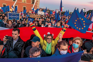 „My ZostajeMY w UE! Jesteśmy z Europą – demonstracja zwołana przez Donalda Tuska na placu Zamkowym w Warszawie, 10 października 2021 r