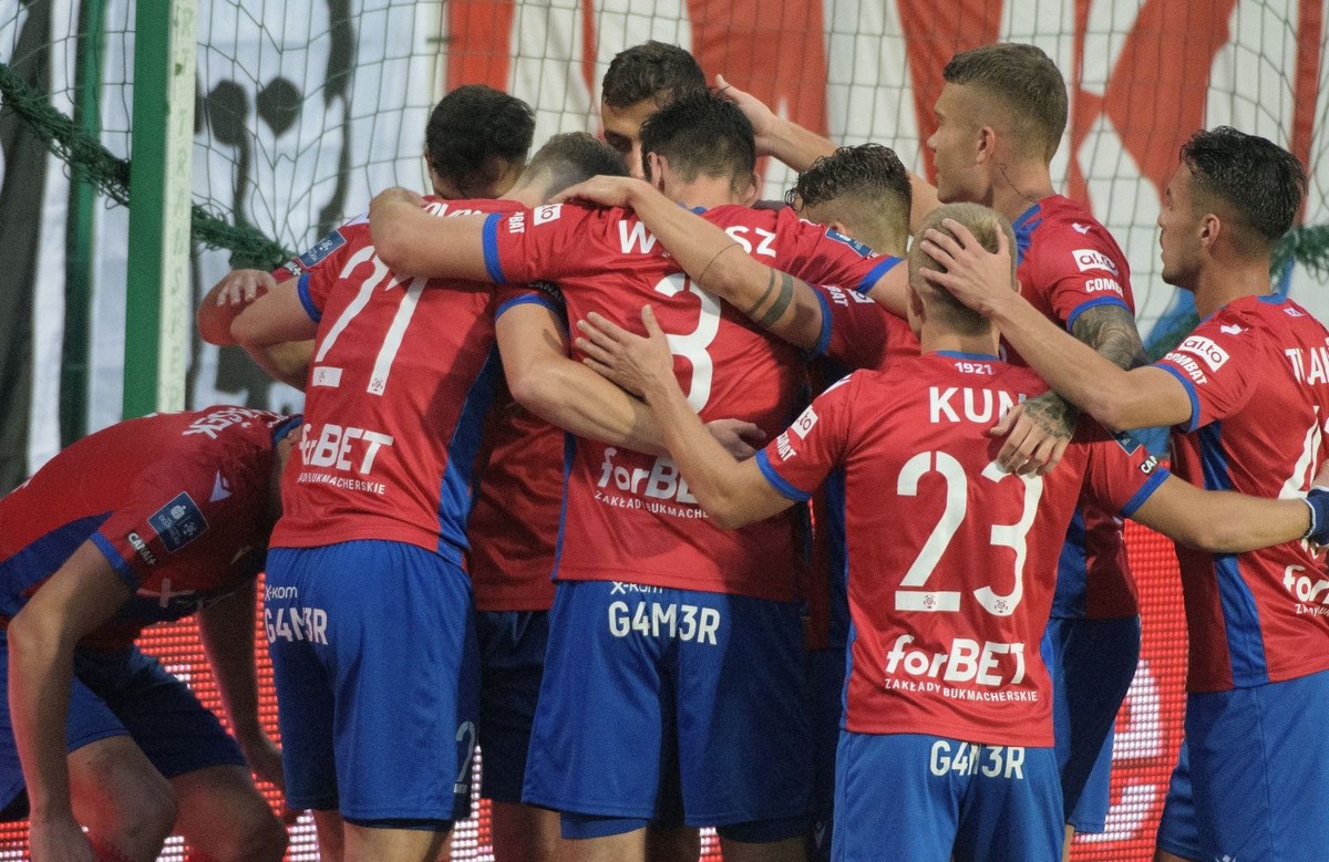 Piłkarze Rakowa Częstochowa cieszą się z gola