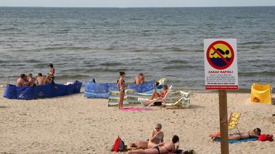 Utonięcia pływanie plaża Morze Bałtyckie wakacje urlop zakaz pływania plażowicze