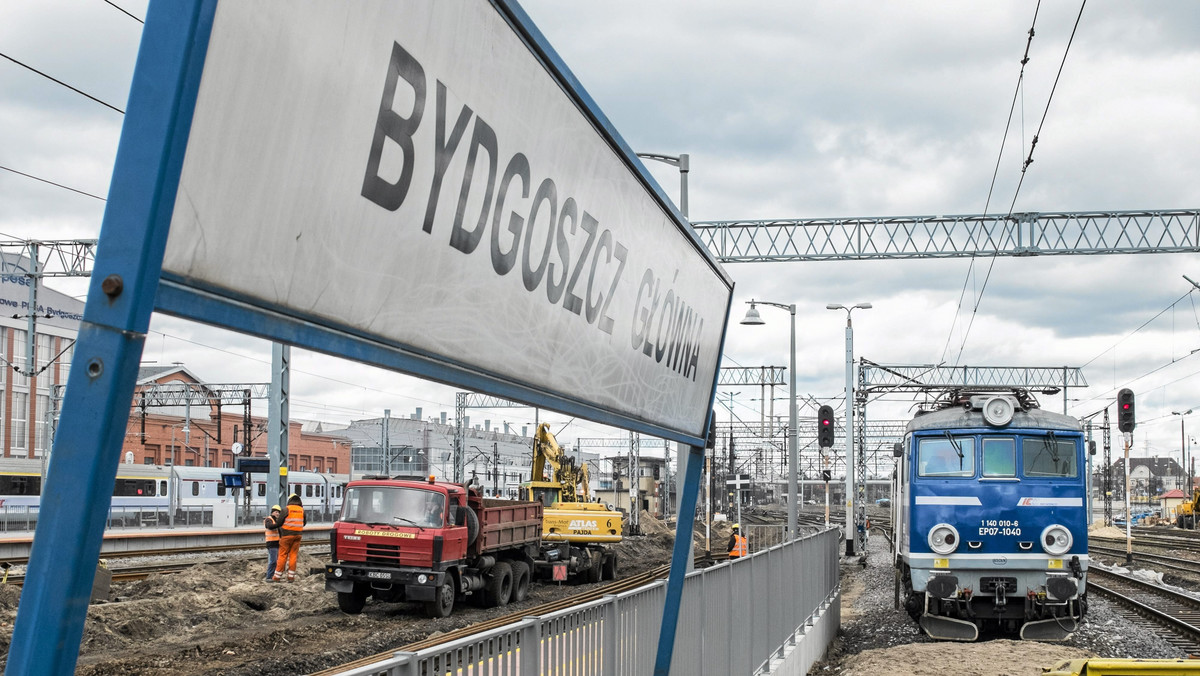 Od poniedziałku pasażerowie będą mogli korzystać z nowych kas biletowych w budynku dworca głównego. Tam również poczekają na pociąg.