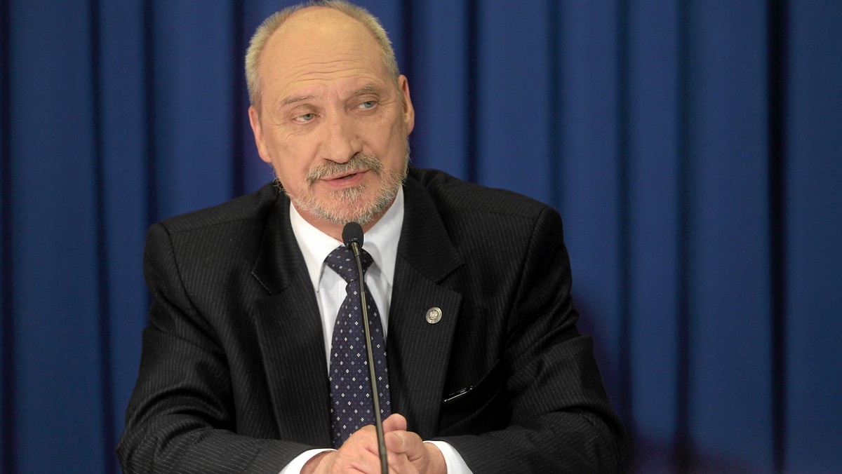 Antoni Macierewicz (PiS) ocenia, że wnioski Naczelnej Prokuratury Wojskowej z analizy rejestratora lotu ATM mogą potwierdzać tezę "białej księgi", że bezpośrednią przyczyną katastofy smoleńskiej była utrata zasilania Tu-154M na wysokości 15 m. Według niego jest to "informacja absolutnie kluczowa".