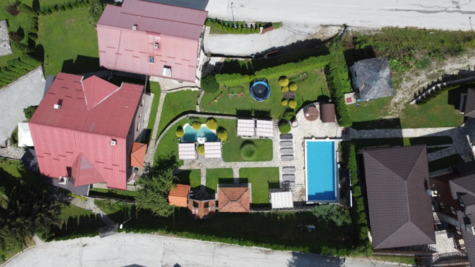 Selo Katići nalazi se na preko hiljadu metara nadmorske visine na planini Mučanj