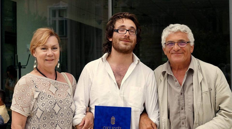 Székhelyi Dániel (középen) és szülei a férfi diplomaosztóján: követte édesapját a művészi pályán