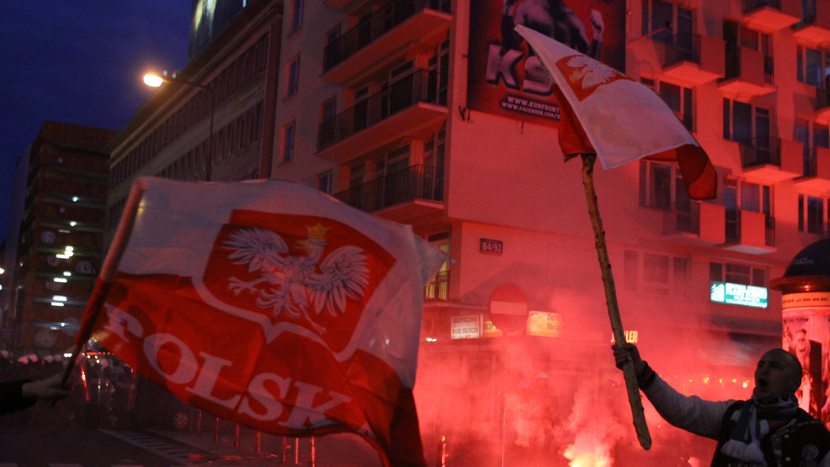 Grupa uczestników marszu niepodległości pobiła operatora Telewizji Polskiej. Ekipa wiadomości została zaatakowana na początku marszu w okolicy Ronda Dmowskiego.