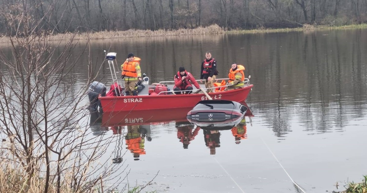 Nagły wypadek nad Narwią. Elektryczny mercedes wpadł do rzeki. Co z kierowcą?