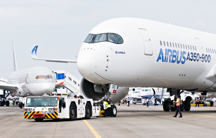 Na pierwszym planie: Airbus A350, na drugim: Boeing 787 Dreamliner