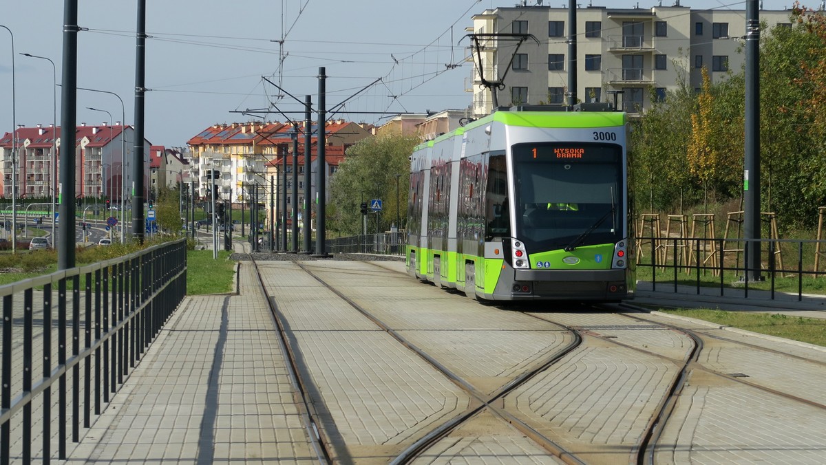 Ponad 10,8 mln zł będzie kosztować w Olsztynie rozbudowa systemu sterowania ruchem, dzięki któremu regulowany jest ruch komunikacji publicznej oraz pojazdów indywidualnych. System ma zwiększyć bezpieczeństwo i upłynnić przejazd przez miasto - zapewniają władze Olsztyna.