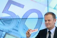 Premier Donald Tusk 50 coś tam trzyma