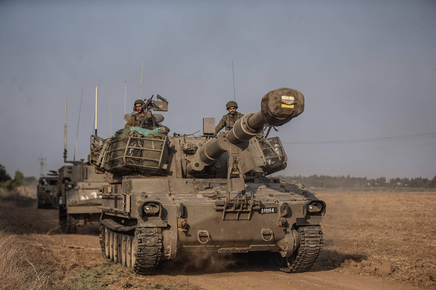 Siły izraelskie ustanawiają uzbrojone punkty kontrolne wzdłuż granicy w czasie, gdy Izrael zaostrza środki stosowane przez armię, policję i inne siły bezpieczeństwa po rozpoczęciu przez Hamas operacji Nawałnica Al-Aksa w Sderot w Izraelu 8 października 2023 r.