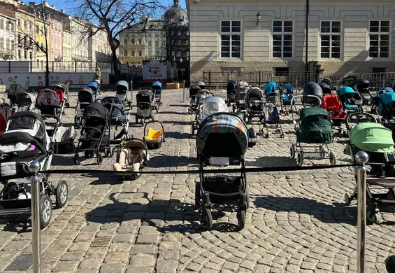 Dziesiątki wózków na placu we Lwowie upamiętniają ukraińskie dzieci zabite na wojnie