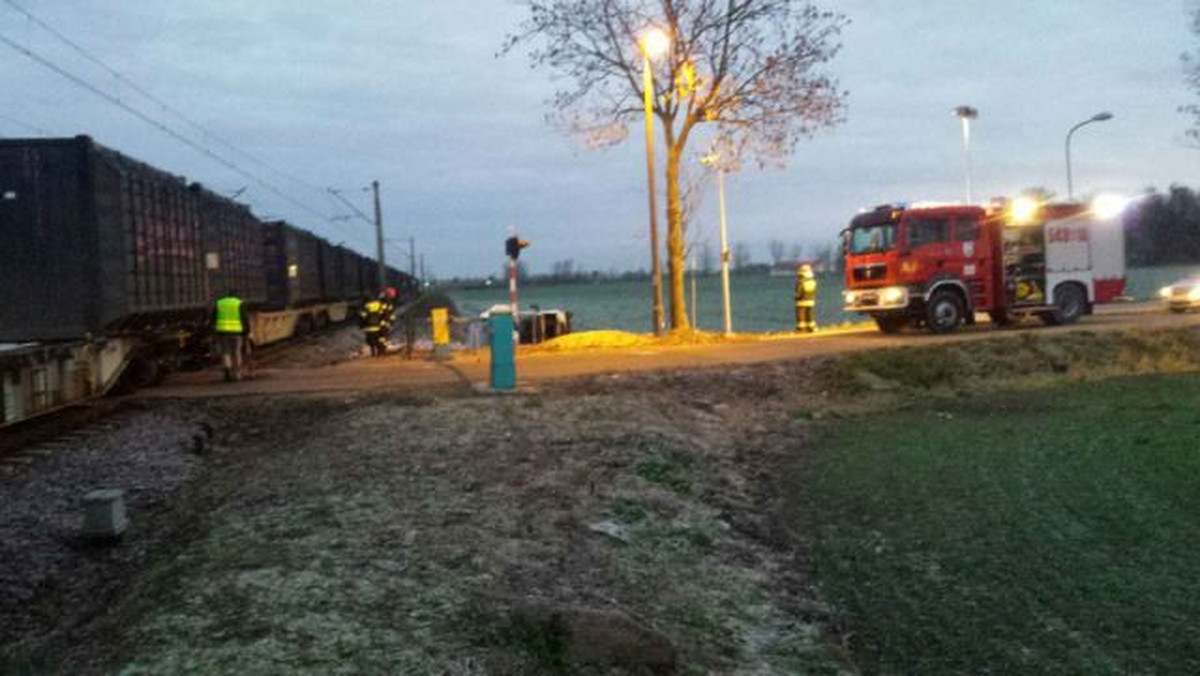 Pociąg towarowy uderzył w busa, który stał na przejeździe kolejowym w miejscowości Subkowy w powiecie tczewskim. Po godzinie 8 na miejscu wciąż pracowały służby, między innymi pracownicy Komisji Badania Wypadków Kolejowych.