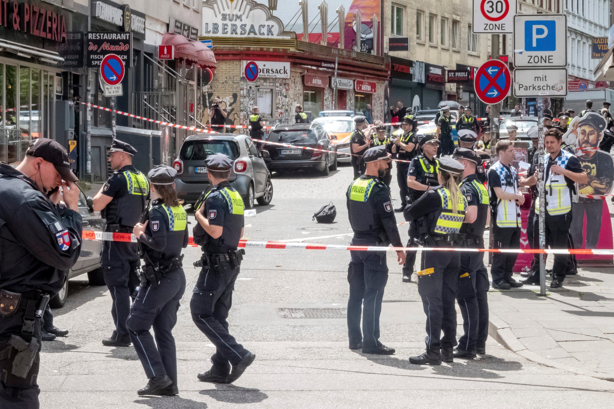 Polícia postrelila muža, ktorý ju v Hamburgu ohrozoval sekerou.