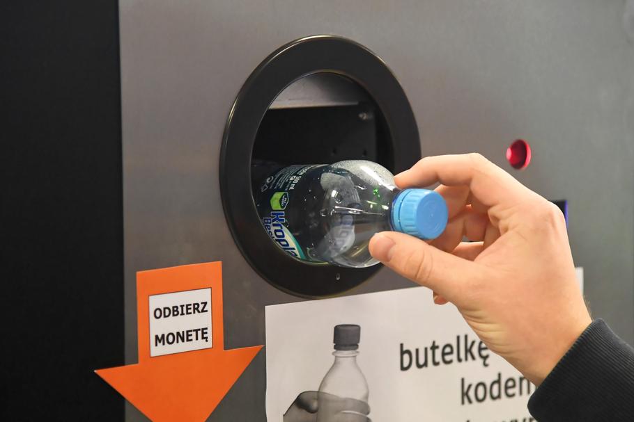 Automaty skupujące plastikowe butelki stoją już w kilku miastach. Resort chce wprowadzić kaucje za opakowania z tworzyw sztucznych po napojach