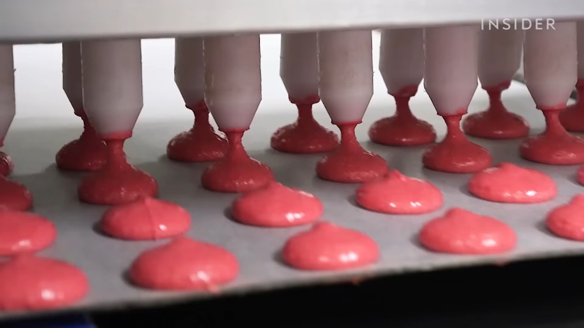 Dorównują wieży Eiffela. Jak małe ciasteczka stały się symbolem luksusu