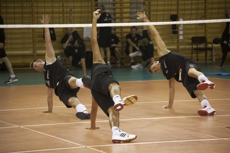 Coraz częstszym świadczeniem są finansowane przez pracodawcę udziały w rozgrywkach piłkarskich, imprezach biegowych, triatlonach i innych zawodach. Przedsiębiorstwa często wynajmują salę, trenera i kupują sprzęt sportowy. Dają również zniżki na odzież sportową lub sami ją zapewniają. Wspólny wysiłek i odnoszone sukcesy cementują zespół. Jest to również działanie prozdrowotne i promujące pracodawcę na zewnątrz.