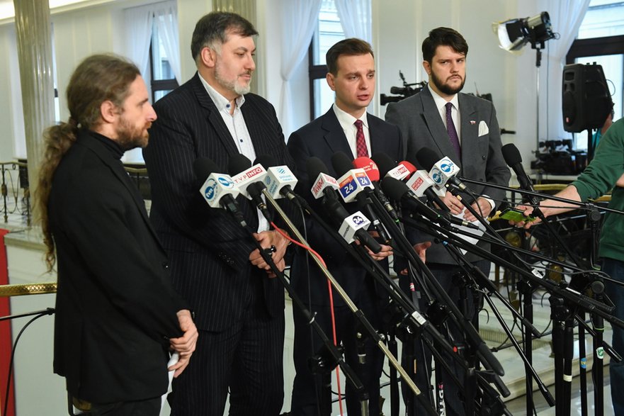 Posłowie Konfederacji: Dobromir Sośnierz (L), Artur Dziambor (2L) i Jakub Kulesza (2P) podczas konferencji prasowej w Sejmie w Warszawie w grudniu 2022 r. 