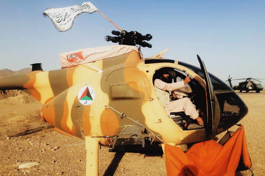 Talibani u zaplenjenom avganistanskom vojnom helikopteru