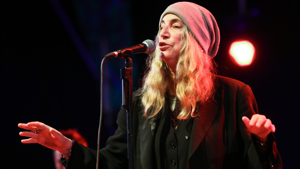 Amerykańska piosenkarka rockowa, pisarka, poetka i malarka Patti Smith porwała warszawską publiczność podczas niedzielnego koncertu w Parku Sowińskiego. Nie zabrakło jej największych przebojów jak "Beacuse the Night" czy "People Have the Power".