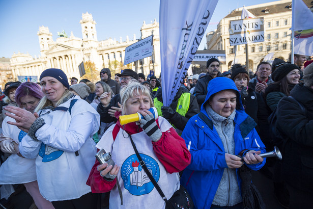 Ponad 1000 osób wzięło w sobotę udział w proteście zorganizowanym w Budapeszcie przez węgierskie związki zawodowe pedagogów.