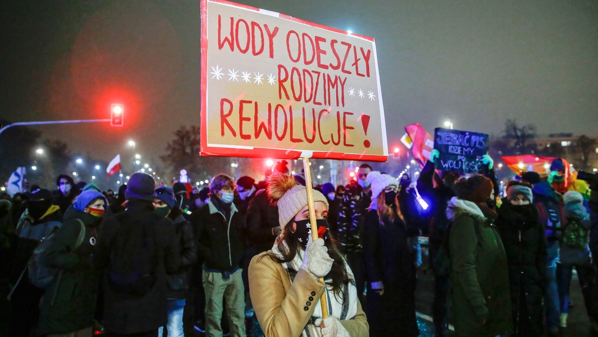 arszawa, 28.01.2021. Uczestnicy protestu przeciwko zaostrzeniu prawa aborcyjnego, 28 bm. na placu na Rozdrożu w Warszawie.