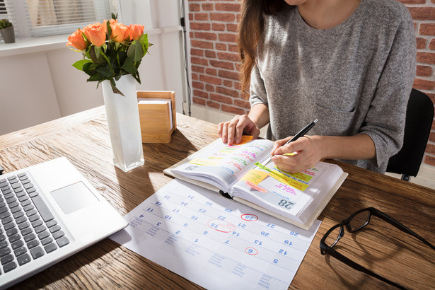 kalendarz, plan, praca zdalna, telepraca, komputer, laptop, planowanie, notatki, praca. / fot. Shutterstock