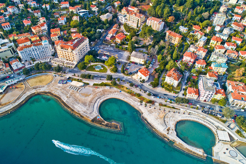 Chcąc skorzystać z najlepszej pogody i warunków do zwiedzania Opatii, jak i całej Chorwacji, warto wybrać miesiące od  czerwca do  września